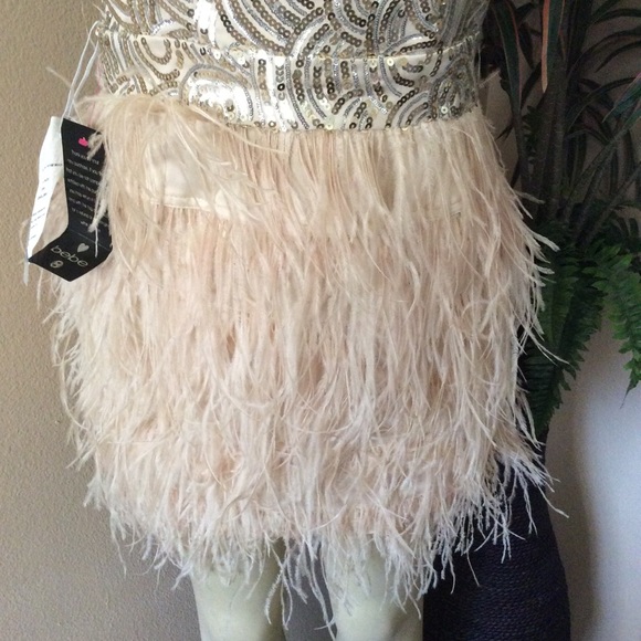 Stunning Bebe Feather Cocktail mini Dress – Sequins & feathers Glamorous Style - Picture 4 of 7